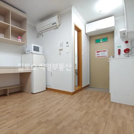 Rent this studio apartment on 서울특별시 관악구 신림동 1413-35