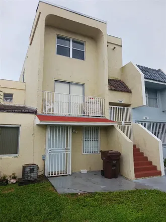 Image 2 - 984 West 40th Street, Hialeah, FL 33012, USA - Townhouse for sale