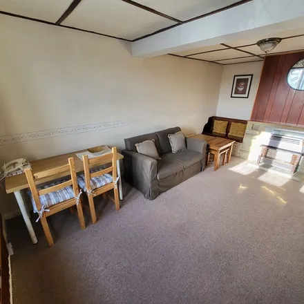 Image 3 - Cliffe Terrace, Warley Town, HX6 2TT, United Kingdom - Apartment for rent