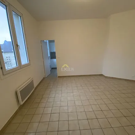 Rent this 2 bed apartment on 20 Place de l'Étape in 78200 Mantes-la-Jolie, France