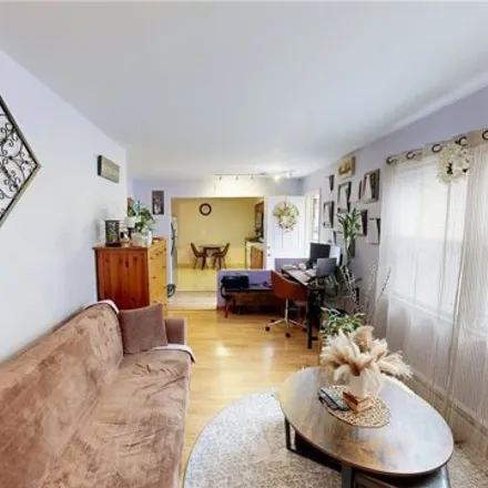 Image 3 - 78-20 61st Street, New York, NY 11385, USA - Duplex for sale