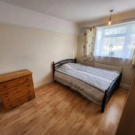 Rent this 3 bed townhouse on Longhill Road in London, BR1 5SQ
