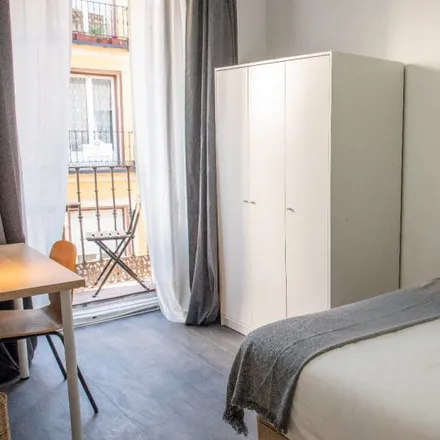 Rent this 8 bed room on Calle Humilladero in 12, 28005 Madrid