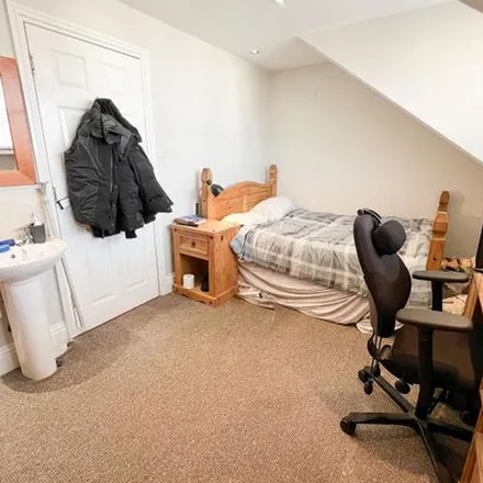 Rent this 6 bed apartment on Cemetery Avenue in Sheffield, S11 8NT