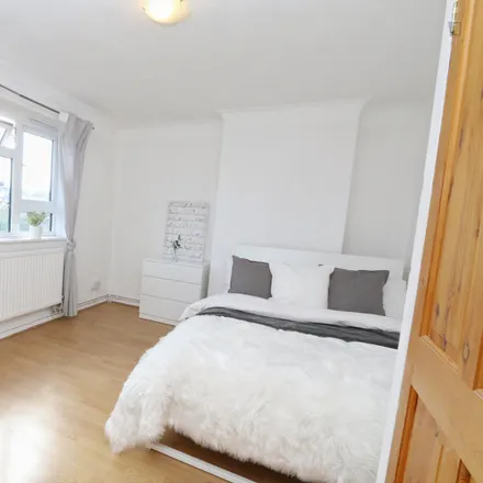 Rent this 3 bed room on Langdon Court in City Road, Angel