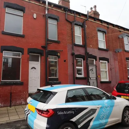 Rent this 2 bed house on Matthews in 14 Whingate Road, Leeds