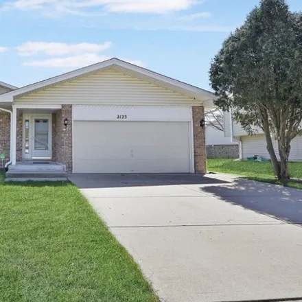 Rent this 3 bed house on 2125 Oakdale Circle in Hanover Park, DuPage County