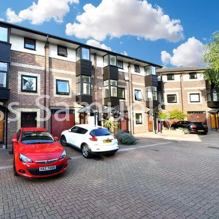 Rent this 5 bed townhouse on 27-33 Barnfield Place in Millwall, London