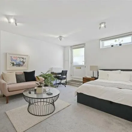 Rent this studio apartment on 110 Askew Road in London, W12 9AU