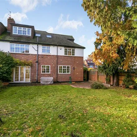 Rent this 6 bed duplex on Arlington Road in London, TW10 7BX