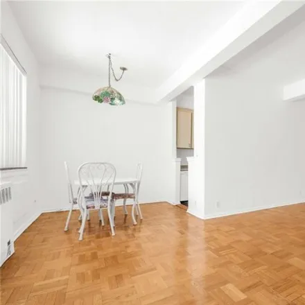 Image 6 - 88-29 155th Avenue, New York, NY 11414, USA - Apartment for sale