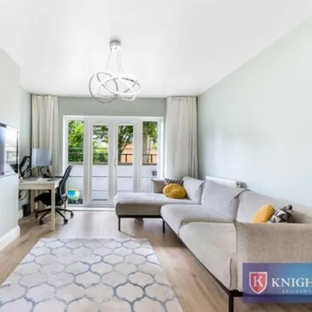 Image 3 - Myrtle Road, London, London, N13 - Apartment for sale