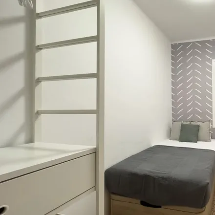 Rent this 5 bed room on Carrer de Sardenya in 69, 08018 Barcelona