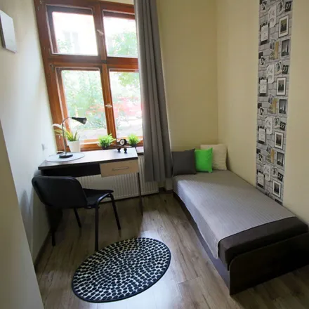 Rent this 4 bed room on Pomorska 25 in 90-202 Łódź, Poland