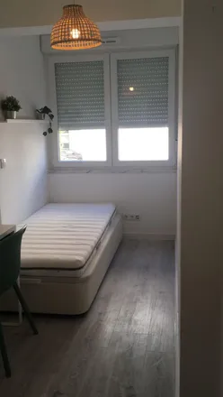 Rent this 5 bed room on unnamed road in 2780-052 Oeiras, Portugal