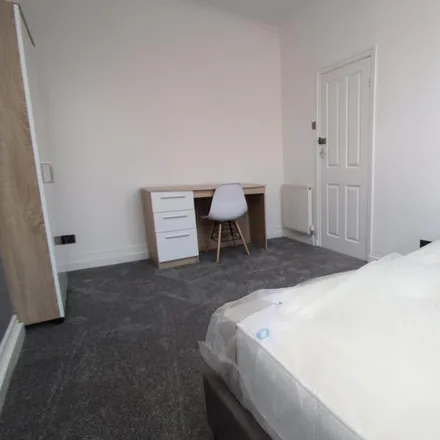 Image 5 - Lucas Street, Leeds, LS6 2JD, United Kingdom - House for rent