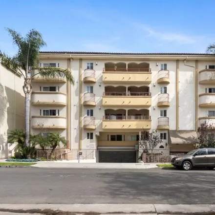 Rent this 3 bed condo on 7-Eleven in Glendon Avenue, Los Angeles
