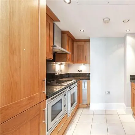 Image 4 - Imperial Crescent, London, SW6 2QW, United Kingdom - Apartment for sale