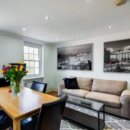 Rent this 4 bed apartment on George Peabody Court in Bell Street, London