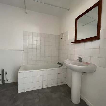 Rent this 2 bed apartment on 72 Rue de Canolle in 33000 Bordeaux, France