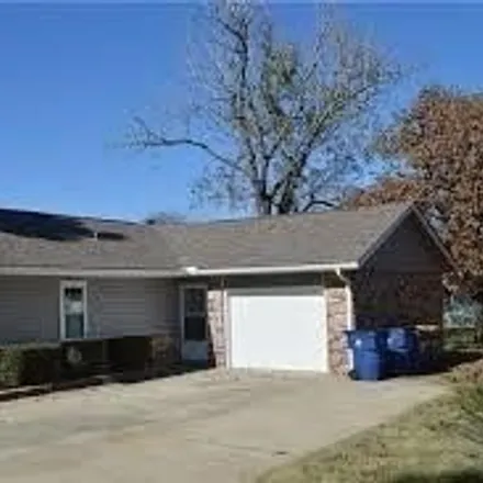 Rent this 3 bed house on Choctaw Yellow Jackets Sports Complex in Northeast 5th Street, Choctaw