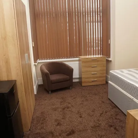 Rent this 6 bed apartment on 62 Oakfield Road in Balsall Heath, B12 9PL