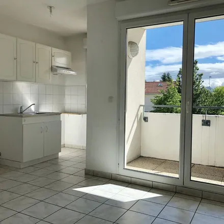 Rent this 2 bed apartment on 2 Rue du Maquis de l'Oisans in 38130 Échirolles, France