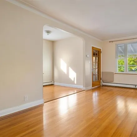 Image 4 - 2426 Woodhull Avenue, New York, NY 10469, USA - Townhouse for sale