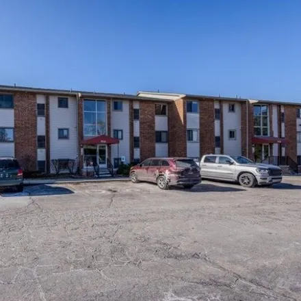 Buy this 2 bed condo on Klingensmith Road in Bloomfield Township, MI 48341