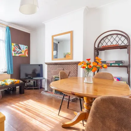 Rent this 4 bed house on Waverley Road in Glyndon, London