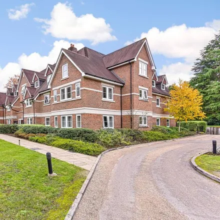 Rent this 2 bed apartment on Cobham Bypass in Oxshott, KT11 1BG