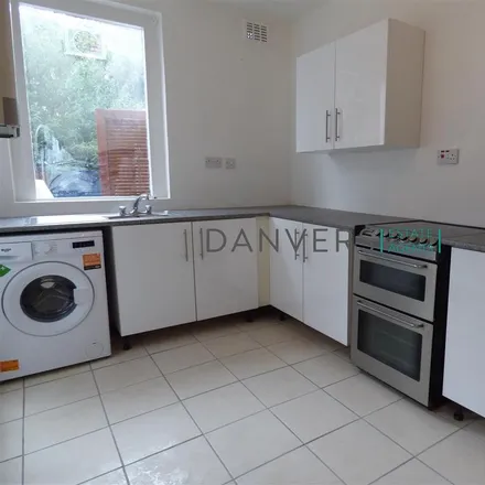 Rent this 3 bed townhouse on Merton Avenue in Leicester, LE3 6BF