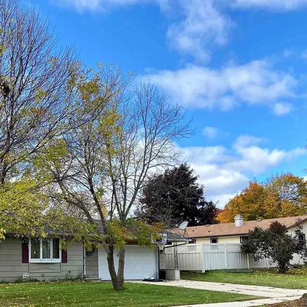 Buy this 3 bed house on 920 Lee Avenue in West De Pere, De Pere