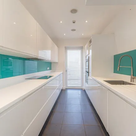 Rent this 4 bed apartment on 279 Amberley Gardens in London, EN1 2NE