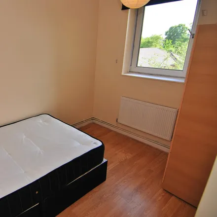 Rent this 4 bed room on Evelyn Street in London, SE8 5HG