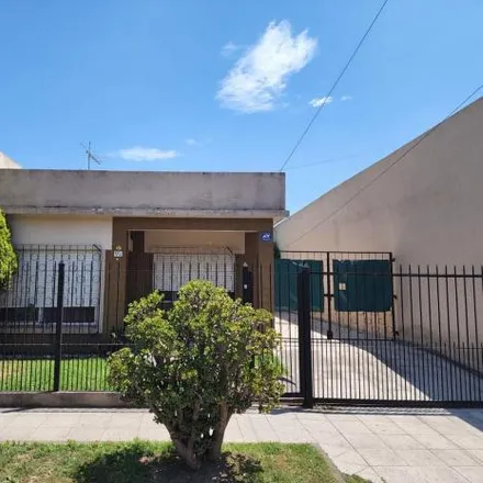 Buy this 4 bed house on Cristalería El Progreso in Comandante Carbonari 995, Partido de Quilmes
