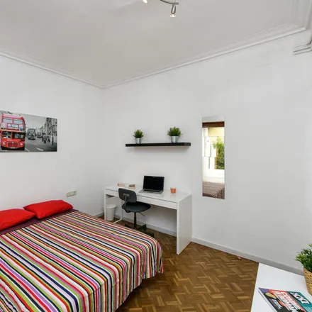 Rent this 6 bed room on Dra. E. Latorre Oliver in Carrer d'Aribau, 213