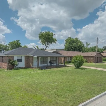 Buy this 3 bed house on 2859 Larkspur Road in Moore, OK 73160