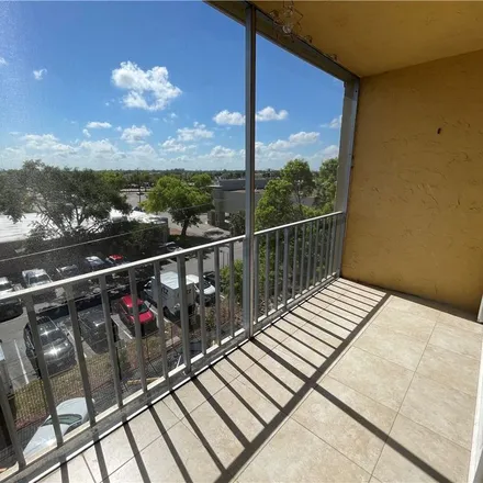 Image 4 - Towers Condominiums, 2366 East Mall Drive, Fort Myers, FL 33901, USA - Apartment for rent