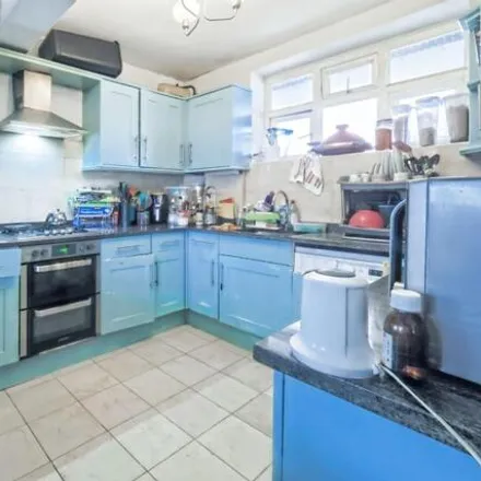 Image 5 - Wellesley Court, Abercorn Place, London, NW8 9XU, United Kingdom - Apartment for sale