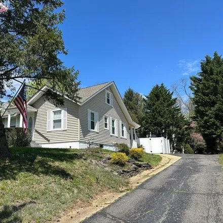 Rent this 3 bed house on 54 Oak Hill Road in Fairview, Middletown Township