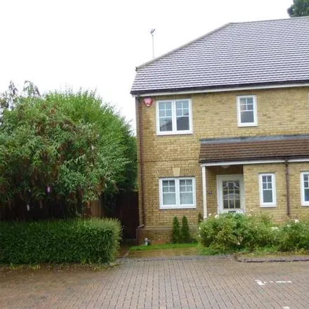 Rent this 3 bed duplex on 45 Eastcourt Avenue in Reading, RG6 1HH