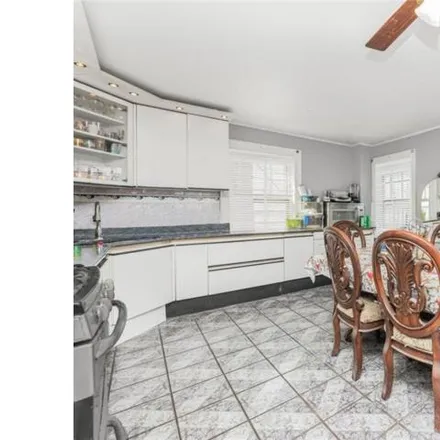 Image 3 - 1335 Taylor Avenue, New York, NY 10472, USA - House for sale