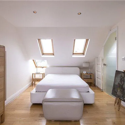 Rent this 2 bed apartment on Bikehangar 4448 in Bridgman Road, London