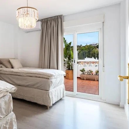 Rent this 4 bed apartment on Farmacia Albatros Marbella (Nueva Andalucía) in Calle Quevedo, 6