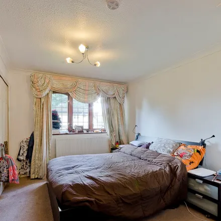 Rent this 5 bed apartment on Cranmer Close in Elmbridge, KT13 0SR