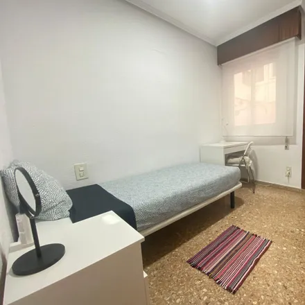 Rent this 4 bed room on Constitució - Sarrión in Avinguda de la Constitució, 46009 Valencia