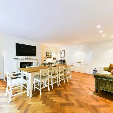 Rent this 3 bed townhouse on 20 Lonsdale Square in London, N1 1EN