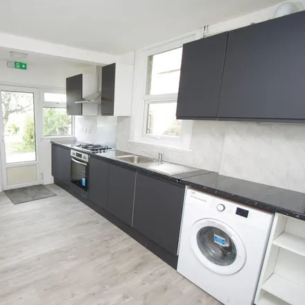 Rent this studio room on 346 Whippendell Road in Holywell, WD18 7BX