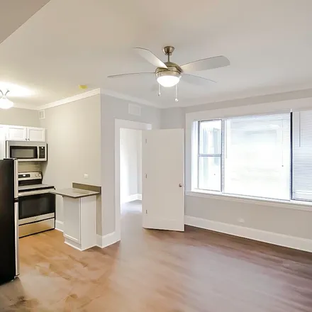 Rent this 1 bed apartment on 817 West Lakeside Place in Chicago, IL 60640